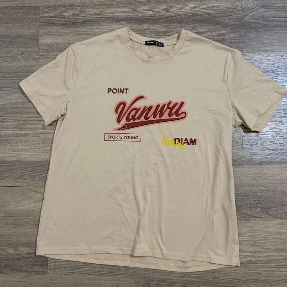 💚 Tan Tee with red letter print